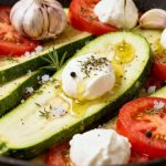 « Incroyablement fondantes » : voici ma recette de courgettes tomates-mozzarella bluffante