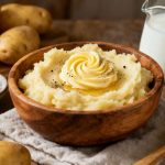 Secret de chefs : arrêtez de cuire vos pommes de terre dans l’eau pour une purée fondante, voici comment faire