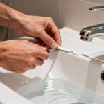 L’astuce de génie des bricoleurs pour enlever les traces de silicone autour d’un lavabo