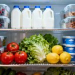 L’astuce de génie des maîtresses de maison pour garder un frigo impeccable plus longtemps