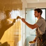 Ce que les pros du bricolage ne vous disent pas sur la peinture "spéciale humidité