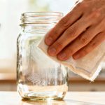 Voici comment enlever les traces de colle d'une étiquette sur un bocal en verre ou en plastique