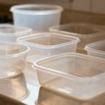 Si vous avez des boîtes en plastique vides, ne faites surtout pas ça, elles attirent l'humidité et les odeurs