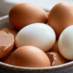 Les œufs durs s'écalent bien plus facilement quand on ajoute ceci dans l'eau de cuisson